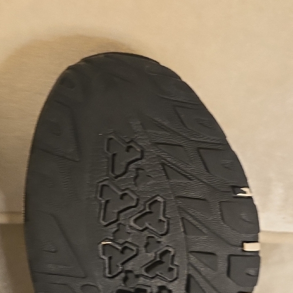 Columbia Black and Gray Sneakers with Sporty Design - Picture 14 of 16